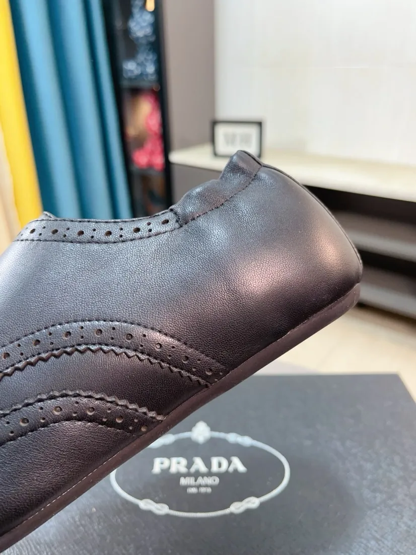 Men's shoes 💰560🌸🌸Men's shoes 💰prada/Prada New men's spliced ​​casual sports shoes. These sports shoes use exquisite stitching technology to outline a unique geometric texture, and contemporary lines and details reinterpret the classic sports style. The upper is made of ultra-official material, and the inner foot pad is made of cow leather. It is light and breathable, practical and versatile, and the outsole has a laser logo to create a comfortable wearing experience. Comes with full set of original packaging dust bag! Size: 38-44 (45 customized)